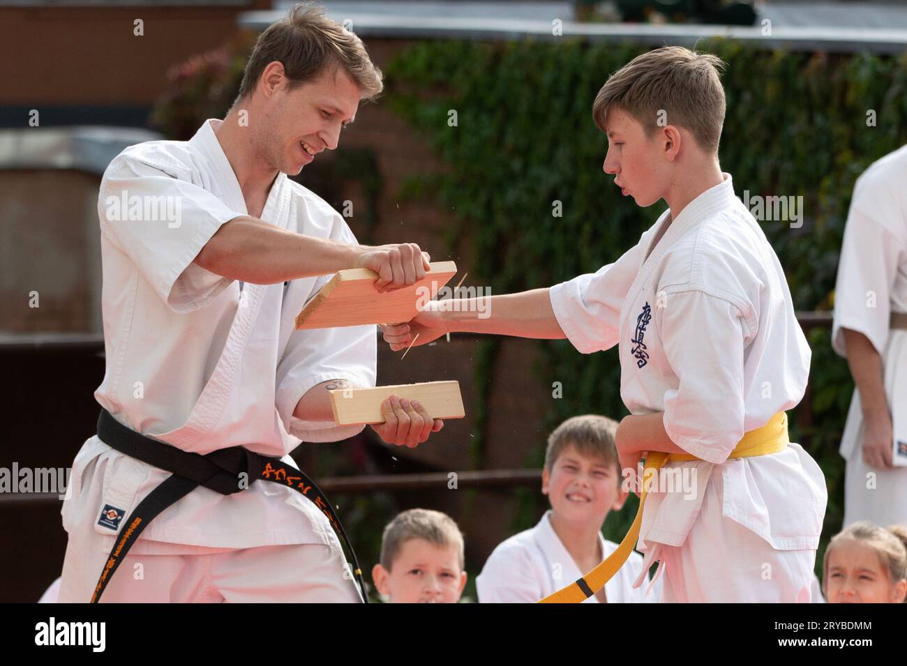 spettacoli dimostrativi di bambini nel karate Foto Stock