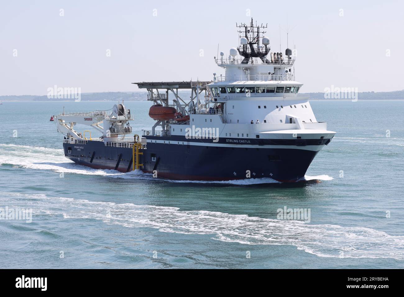 La Royal Fleet Auxiliary mine contromisura la nave madre RFA STIRLING CASTLE che arriva alla base navale per la prima volta Foto Stock