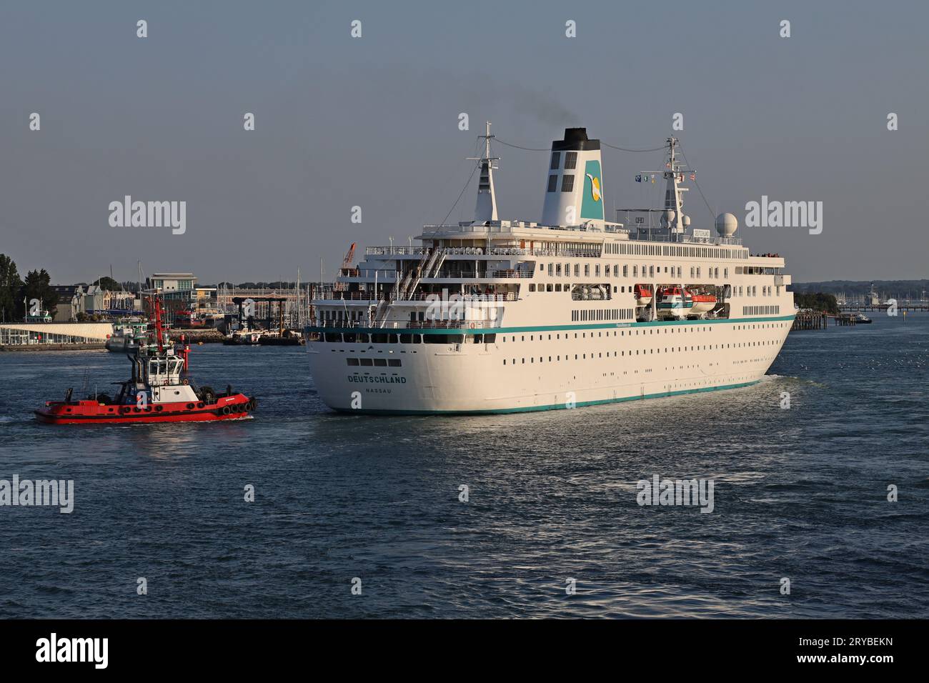 La nave da crociera MS DEUTSCHLAND e il rimorchiatore SCOTSMAN si dirigono verso il porto internazionale Foto Stock