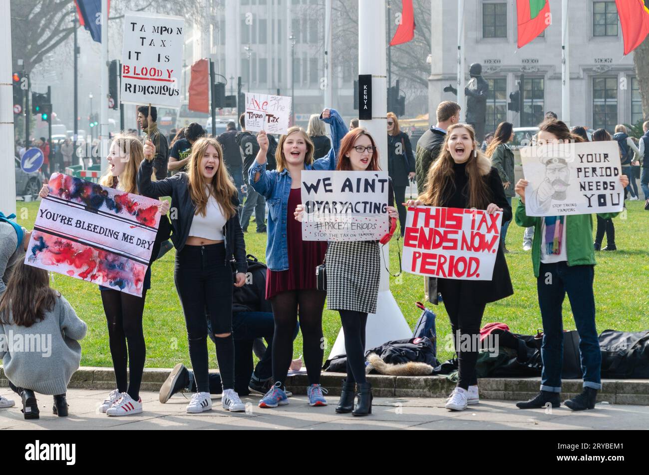 Protesta fiscale tampon. Le ragazze al di fuori delle camere del Parlamento hanno manifestato contro la tassa britannica sui prodotti sanitari. I manifestanti di povertà del periodo Foto Stock