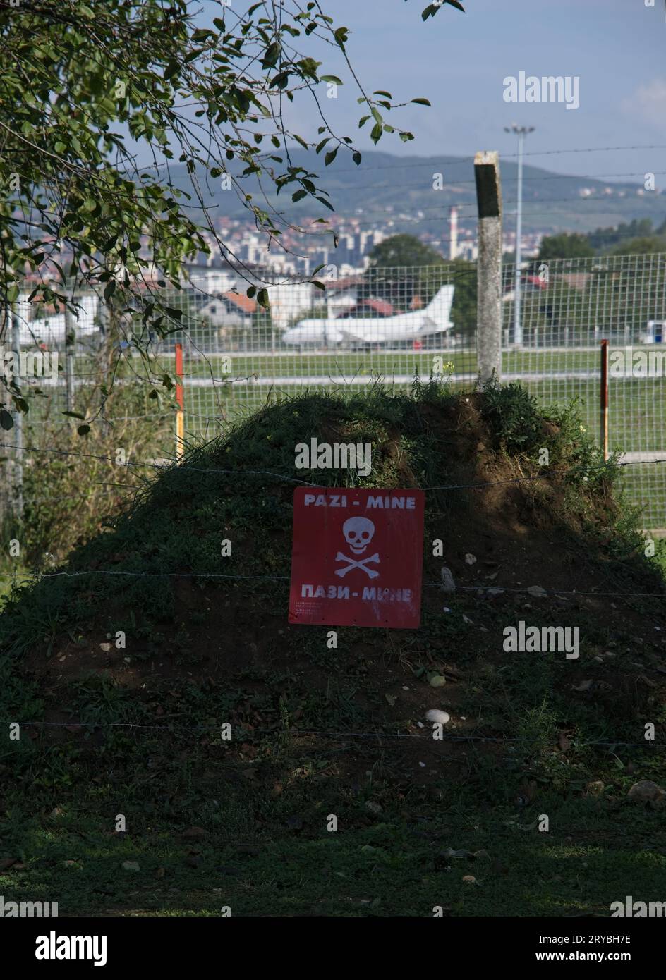 Sarajevo, Bosnia ed Erzegovina - 26 settembre 2023: Segni di guerra bosniaca. Il tunnel della speranza ha fornito un'ancora di salvezza per la sopravvivenza dei cittadini bosniaci Foto Stock