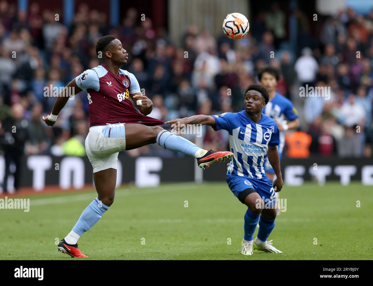 Jhon Duran di Aston Villa (a sinistra) e Tariq Lamptey di Brighton e Hove Albion combattono per il pallone durante la partita di Premier League a Villa Park, Birmingham. Data immagine: Sabato 30 settembre 2023. Foto Stock