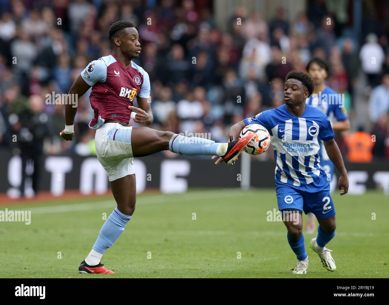 Jhon Duran di Aston Villa (a sinistra) e Tariq Lamptey di Brighton e Hove Albion combattono per il pallone durante la partita di Premier League a Villa Park, Birmingham. Data immagine: Sabato 30 settembre 2023. Foto Stock