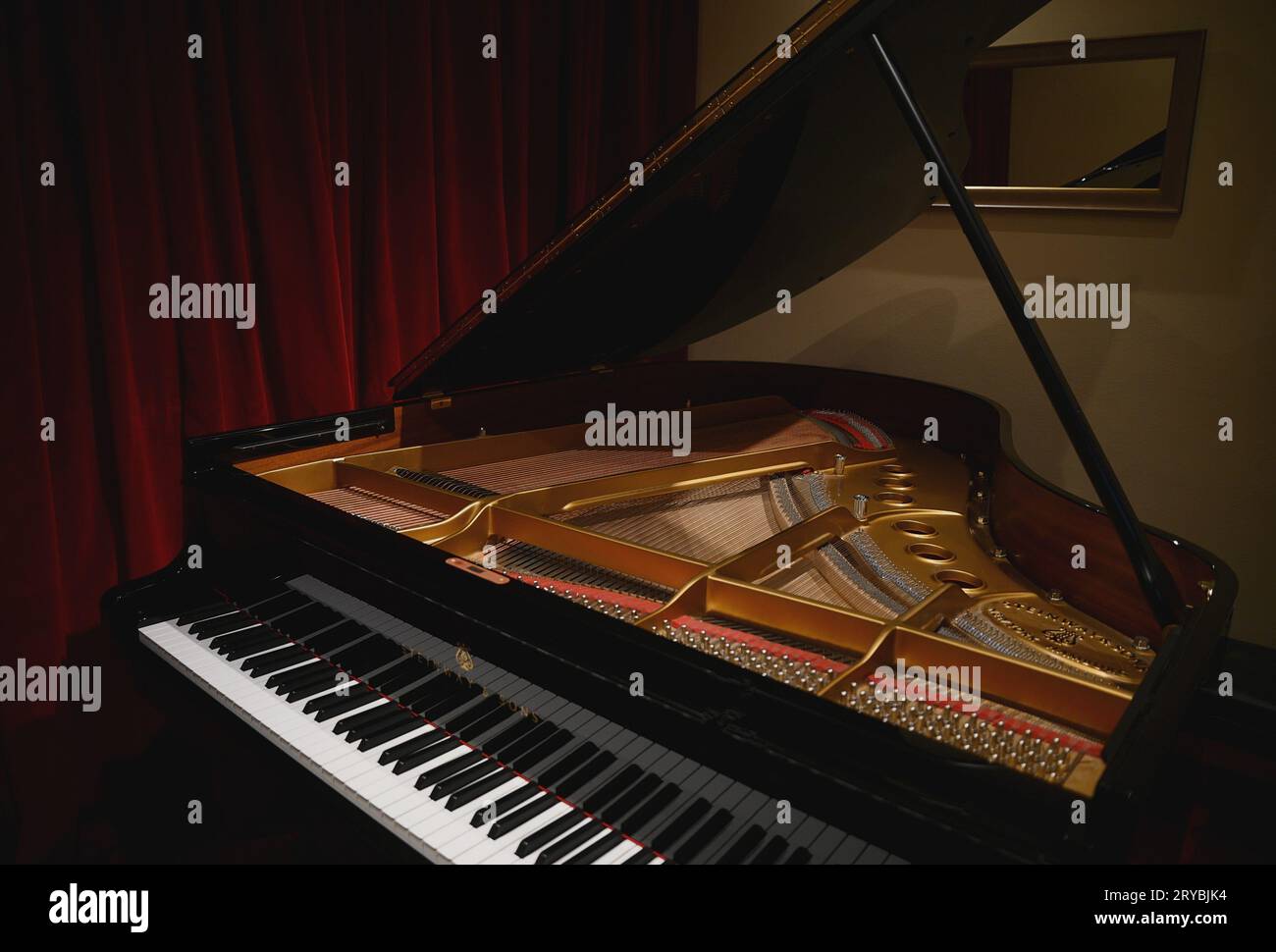 Steinway and Sons tastiera per pianoforte a coda, pin di sintonizzazione, corde e martelli primo piano ad Atene, Grecia. Foto Stock