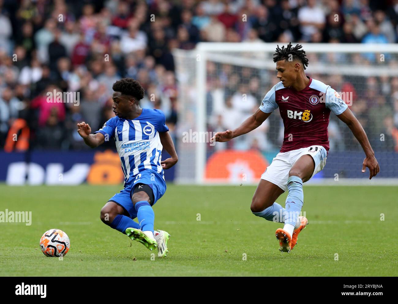 Tariq Lamptey di Brighton e Hove Albion (a sinistra) e Ollie Watkins di Aston Villa si battono per il pallone durante la partita di Premier League a Villa Park, Birmingham. Data immagine: Sabato 30 settembre 2023. Foto Stock