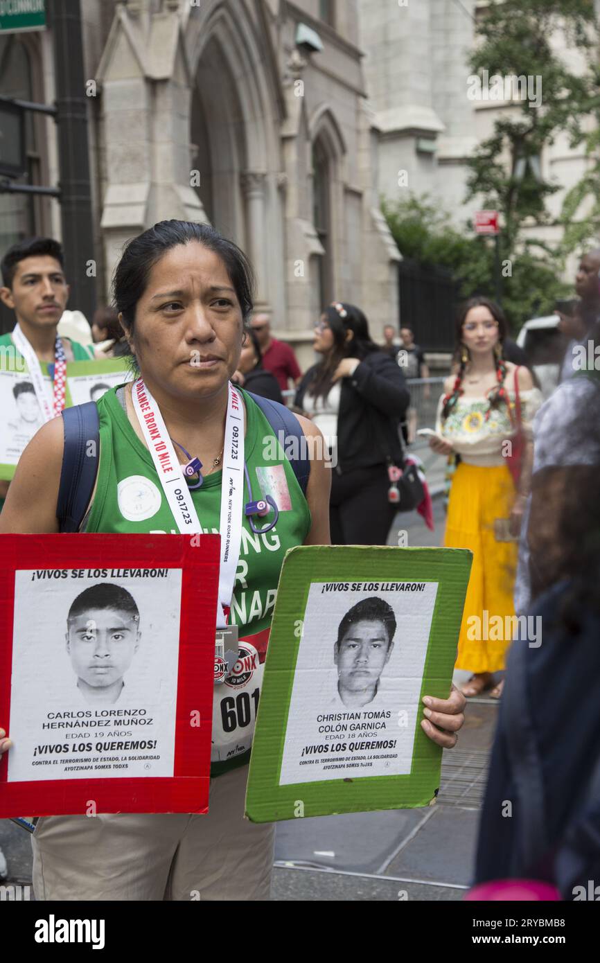 Parata del giorno dell'indipendenza messicana lungo Madison Avenue a New York City. Il caso Ayotzinapa si riferisce alla scomparsa di 43 studenti messicani nel 2014. Gli studenti provenivano dall'Ayotzinapa Rural Teacher Training College. Sono stati arrestati dalla polizia mentre si preparavano a partecipare a una manifestazione a città del Messico. Foto Stock