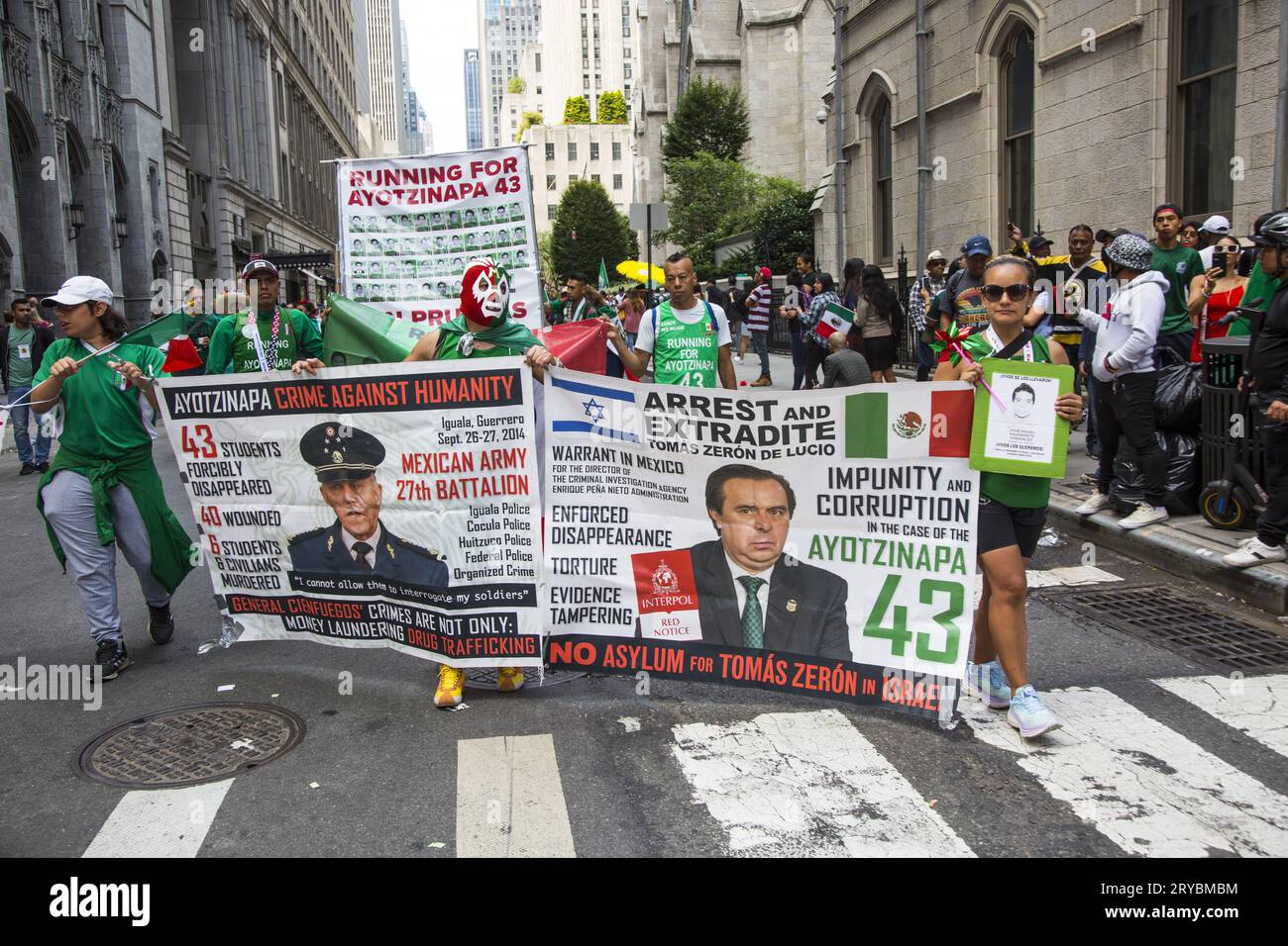 Parata del giorno dell'indipendenza messicana lungo Madison Avenue a New York City. Il caso Ayotzinapa si riferisce alla scomparsa di 43 studenti messicani nel 2014. Gli studenti provenivano dall'Ayotzinapa Rural Teacher Training College. Sono stati arrestati dalla polizia mentre si preparavano a partecipare a una manifestazione a città del Messico. Foto Stock