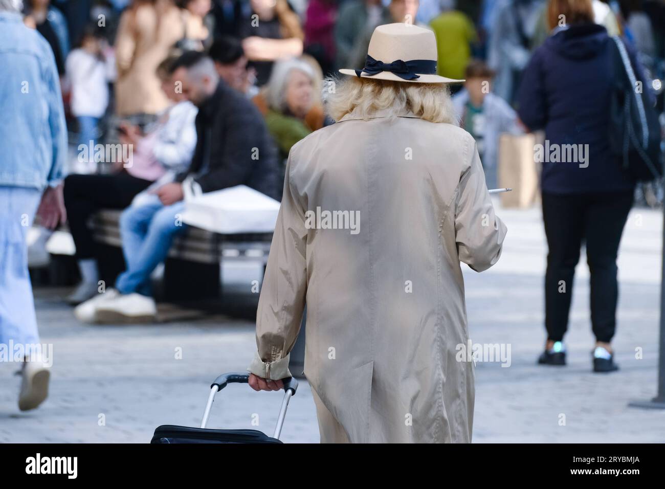 Düsseldorf 30.09.2023 Schadowstraße Einkaufsstrasse Hystreet Einkaufsstraße Shoppingmeile Einkaufsmeile Einkaufen Einzelhandel Fussgängerzone Einkaufsbummel Einkaufstasche Einkauftasche Einkauftaschen Bürgergeld Einkauftaschen Einkaufstraße Einkaufstrasse Modemeile Menschenmasse Menschenmenge Überalterung Pensionär Frührentner Foto Stock