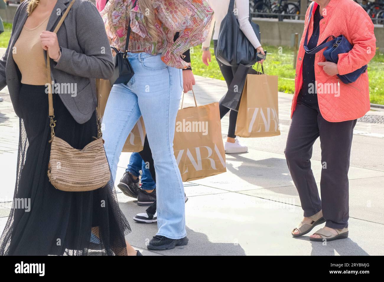 Düsseldorf 30.09.2023 Schadowstraße Einkaufsstrasse Hystreet Einkaufsstraße Shoppingmeile Einkaufsmeile Einkaufen Einzelhandel Fussgängerzone Einkaufsbummel Einkaufstasche Einkaufstaschen Einkauftasche Einkauftaschen Einkaufstraße Einkaufstrasse Modemeile Menschenmasse Menschenmenge inflazione Bürgergeld Herbstpandemie Corona Covid Grippewelle Konsumflaute Grundeinkommen Konsumindex Konsumklima-Index Zara Düsseldorf Nordrhein-Westfalen Deutschland *** Düsseldorf 30 09 2023 via dello shopping Schadowstraße via dello shopping Hystreet via dello shopping miglio dello shopping shopping zona pedonale dello shopping Foto Stock