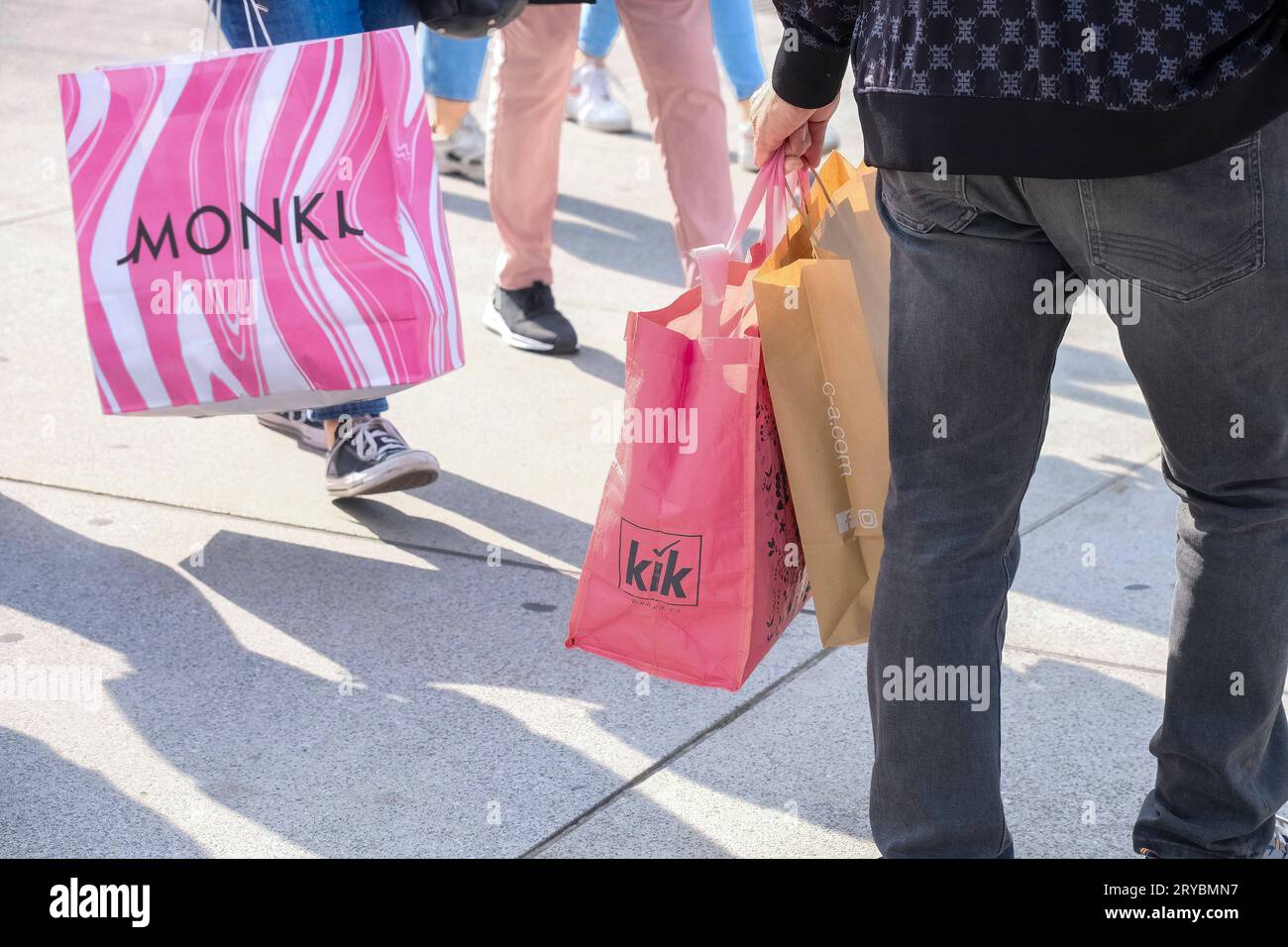 Düsseldorf 30.09.2023 Schadowstraße Einkaufsstrasse Hystreet Einkaufsstraße Shoppingmeile Einkaufsmeile Einkaufen Einzelhandel Fussgängerzone Einkaufsbummel Einkaufstasche Einkaufstaschen Einkauftasche Einkauftaschen Einkaufstraße Einkaufstrasse Modemeile Menschenmasse Menschenmenge inflazione Bürgergeld Herbstpandemie Corona Covid Grippewelle Konsumflaute Grundeinkommen Konsumindex Konsumklima-Index Düsseldorf Nordrhein-Westfalen Deutschland *** Düsseldorf 30 09 2023 Schadowstraße via dello shopping Hystreet via dello shopping shopping Mile shopping Shopping Mile zona pedonale shopping stro Foto Stock