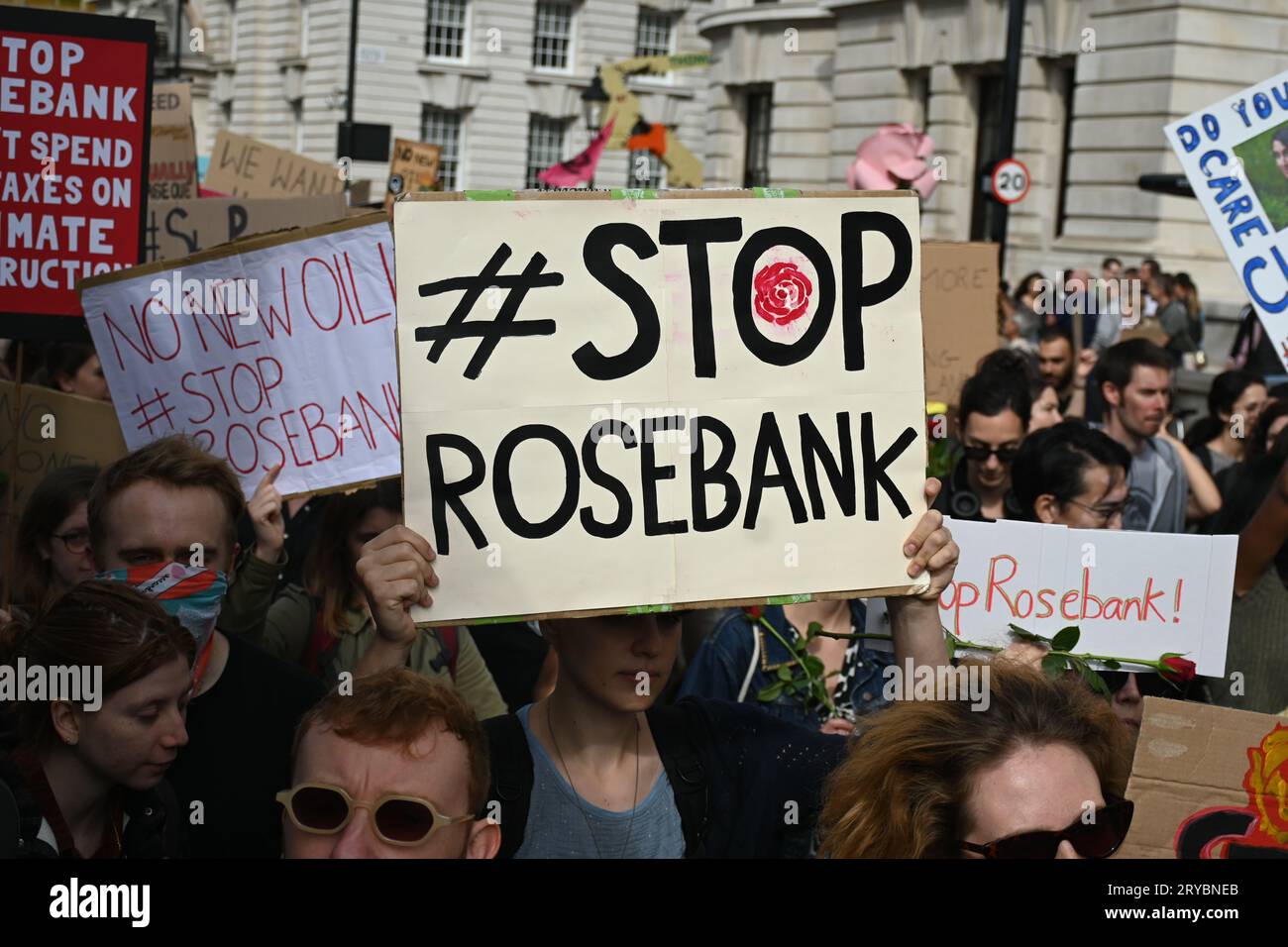 Whitehall Place, Londra, Regno Unito. 30 settembre 2023. Le proteste contro il governo britannico hanno appena approvato un giacimento petrolifero per Equinor, il gigante petrolifero norvegese, che ha il più grande giacimento petrolifero non sviluppato del Regno Unito. Dimostrazione di Londra Fossil Free e marcia dal nuovo edificio del Dipartimento per la sicurezza energetica e Net Zero (DESNZ) all'Ambasciata norvegese. Credito: Vedere li/Picture Capital/Alamy Live News Foto Stock