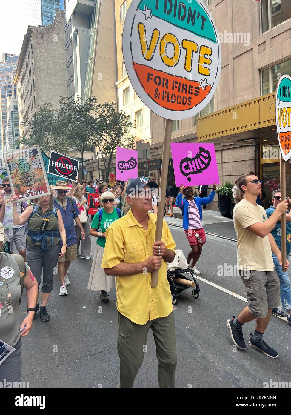 Domenica 17 settembre, circa 75.000 persone hanno marciato per le strade di New York City nel più grande evento climatico negli Stati Uniti dall'inizio di Covid. La marcia ha chiesto al presidente Biden di intraprendere un'azione molto più forte contro i combustibili fossili, tra cui adempiere alla sua promessa campagna di smettere di rilasciare permessi per l'estrazione di combustibili fossili su terre federali e di dichiarare formalmente un'emergenza climatica. Foto Stock