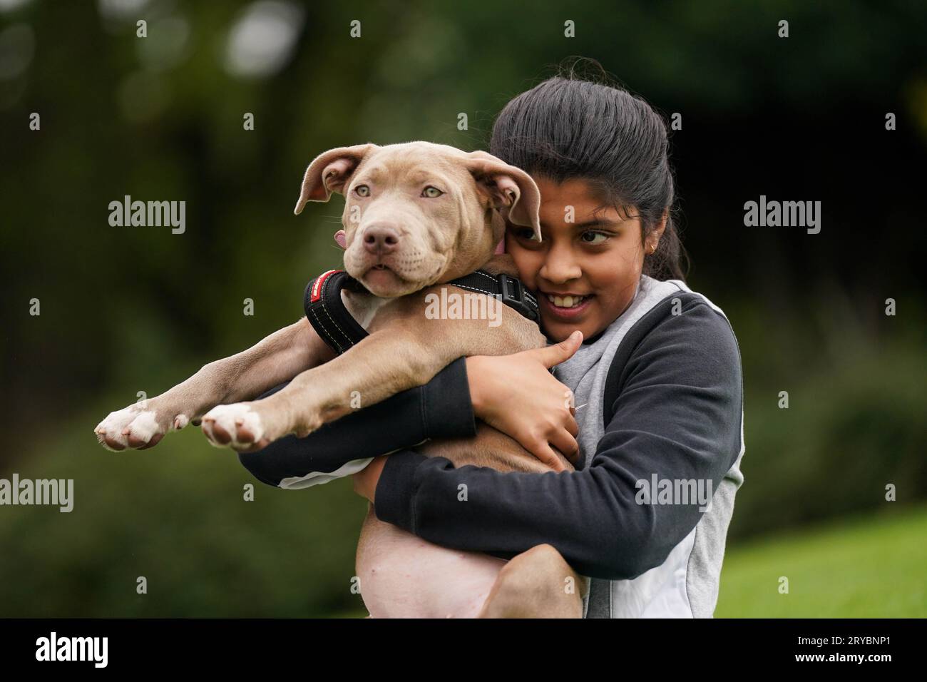 Aliza Jamil, 10 anni, tiene il suo XL Bully Stormi, di quattro mesi, durante una protesta contro la decisione del governo di aggiungere XL Bully Dog alla lista delle razze proibite ai sensi del Dangerous Dogs Act a seguito di una serie di recenti attacchi. Data immagine: Sabato 30 settembre 2023. Foto Stock