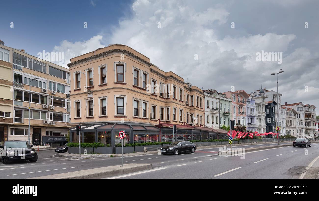 Istanbul, Turchia - 12 maggio 2023: Colorati edifici residenziali tradizionali a Bebek - via Arnavutkoy, quartiere di Besiktas, in un soleggiato giorno primaverile Foto Stock