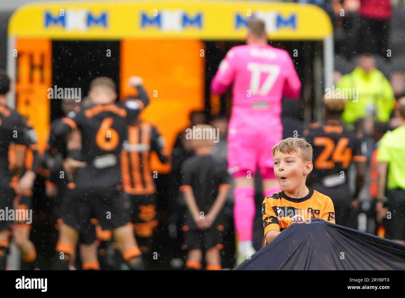 Hull, Regno Unito. 30 settembre 2023. Campionato EFL: Hull City AFC contro Plymouth Argyle. Un giovane sbandieratore entusiasta di vedere la sua squadra entrare in campo. Credit Paul Whitehurst/Alamy Live News Foto Stock Hull, Regno Unito. 30 settembre 2023. Campionato EFL: Hull City AFC contro Plymouth Argyle. Un giovane sbandieratore entusiasta di vedere la sua squadra entrare in campo. Credit Paul Whitehurst/Alamy Live News Foto Stock