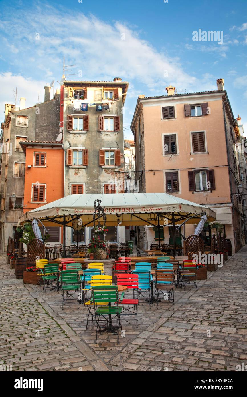 Una Tratoria all'aperto nella città vecchia di Rovigno, Croazia. Foto Stock