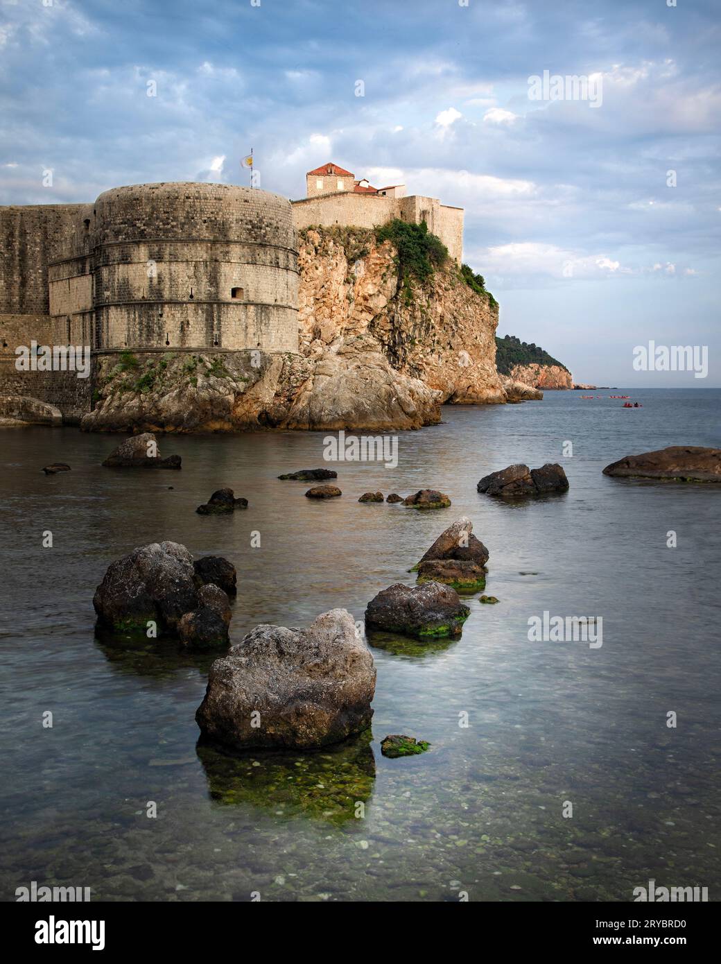 Dubrovnik, storicamente conosciuta come Ragusa; è una città medievale fortificata nel sud della Dalmazia, Croazia, sul mare Adriatico. Foto Stock