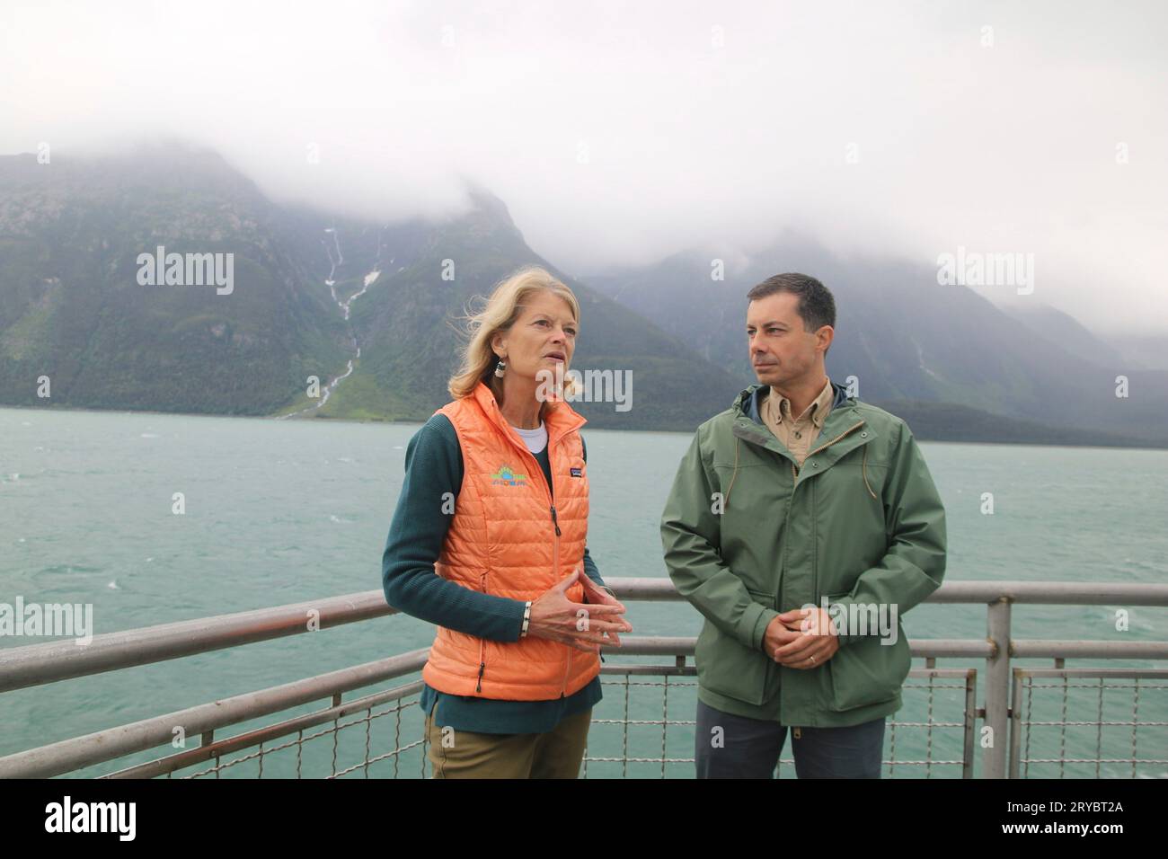 Juneau, Stati Uniti d'America. 18 agosto 2023. Il Segretario dei trasporti degli Stati Uniti Pete Buttigieg, a destra, ascolta la senatrice degli Stati Uniti Lisa Murkowski, R-AK, durante un viaggio sul traghetto Hubbard lungo il canale Lynn, il 18 agosto 2023 vicino a Juneau, Alaska. L’Alaska Marine Highway System riceverà più di 286 milioni di dollari dal governo federale, che è più di tre volte la dimensione del budget annuale del sistema di traghetti. Credito: USDOT/US Department of Transportation/Alamy Live News Foto Stock