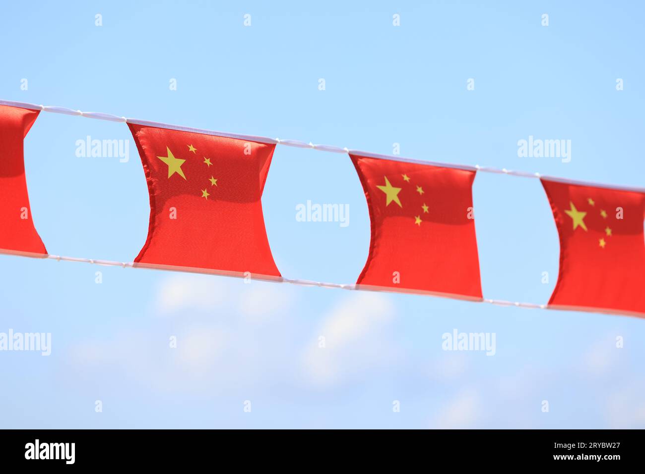 Bandiera cinese e di hong kong allestita per celebrare il 74° anniversario della giornata Nazionale della Repubblica Popolare Cinese nel mercato di Sheung Wan, Hong Kong Foto Stock