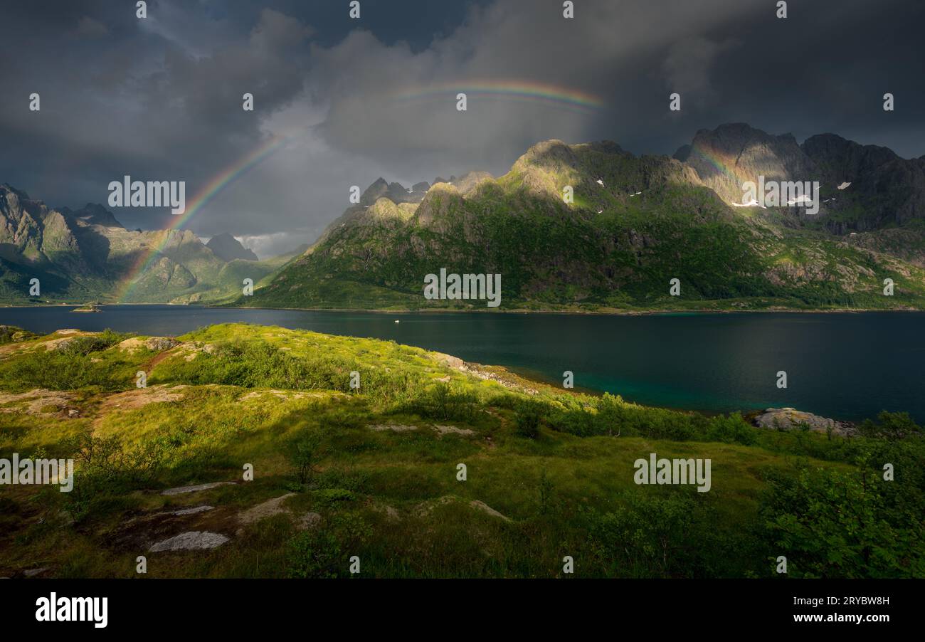 arcobaleno sulle montagne Foto Stock