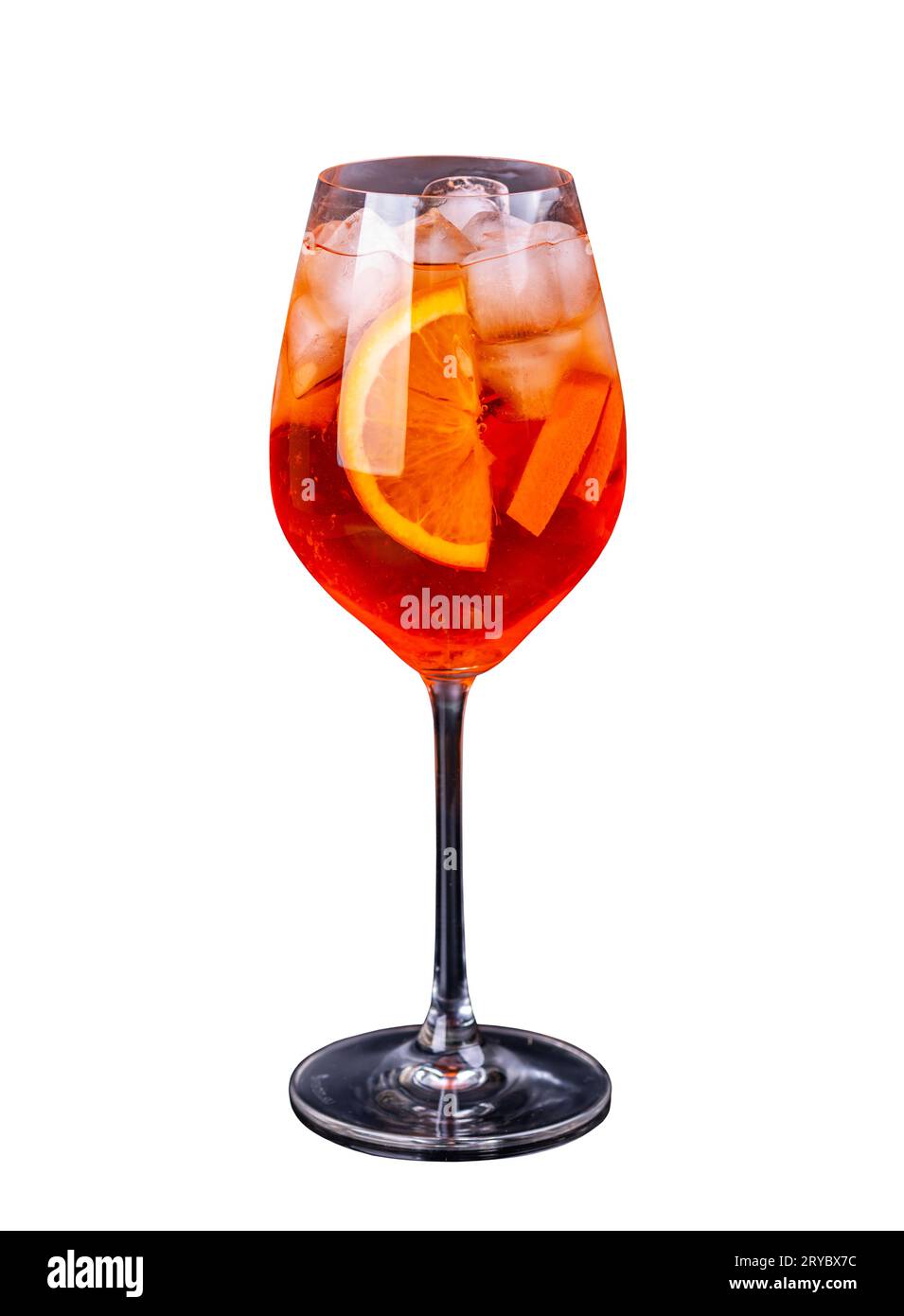 Cocktail alcolico Aperol Spritz in vetro con fetta d'arancia isolata su fondo bianco Foto Stock