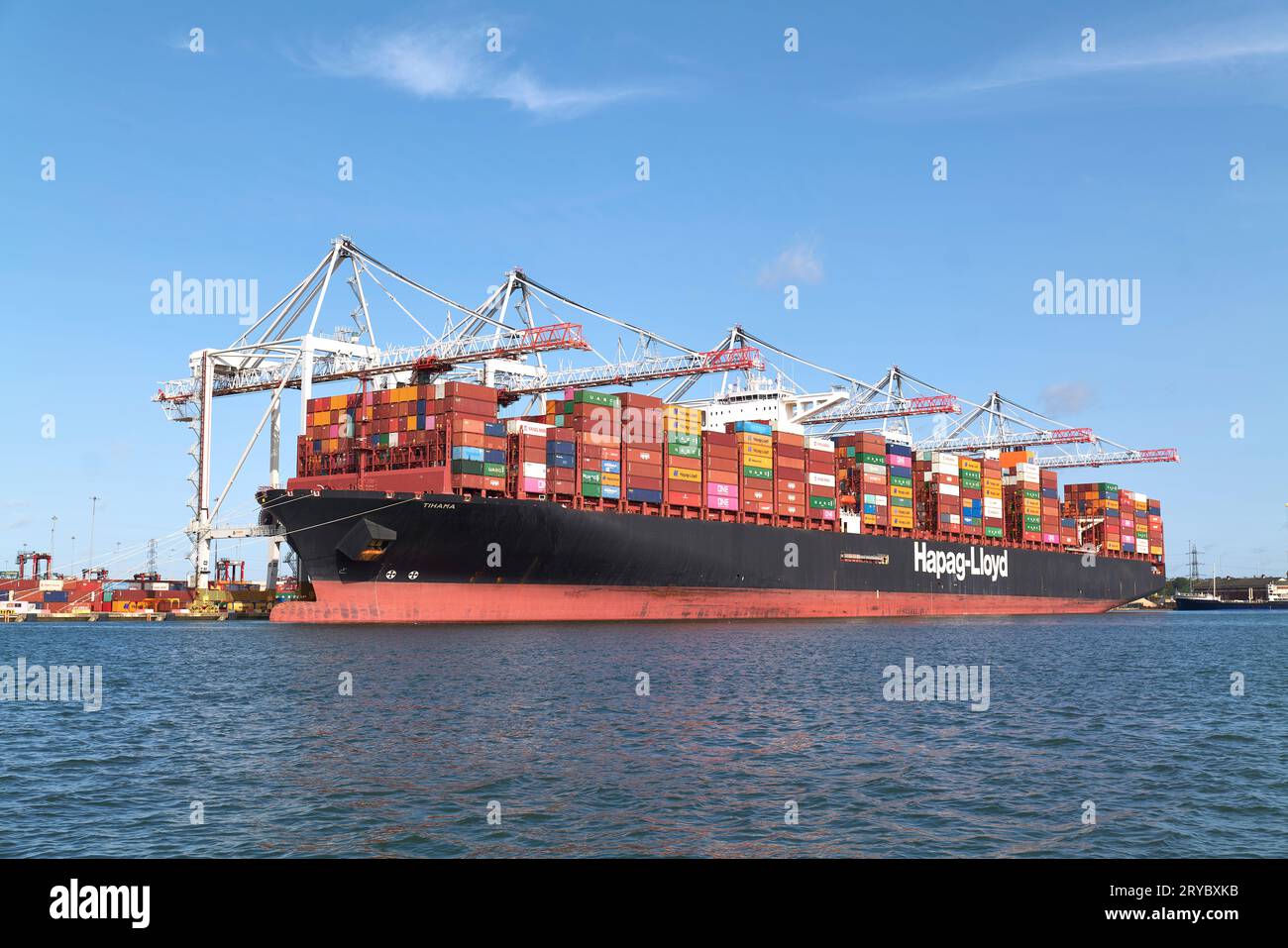 Hapag-Lloyd, Ultra Large Container Ship (ULCS), TIHAMA, carico e scarico presso il Southampton Container Terminal UK. Foto Stock