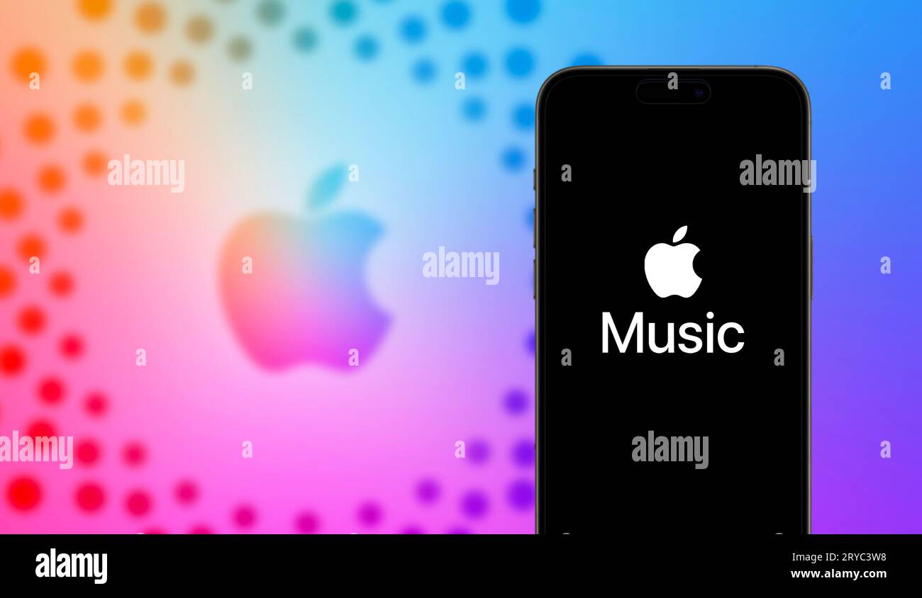Primo piano ad alta definizione dello schermo di uno smartphone con il logo Apple Music e la sua elegante interfaccia di streaming. Questa immagine editoriale illustra Foto Stock