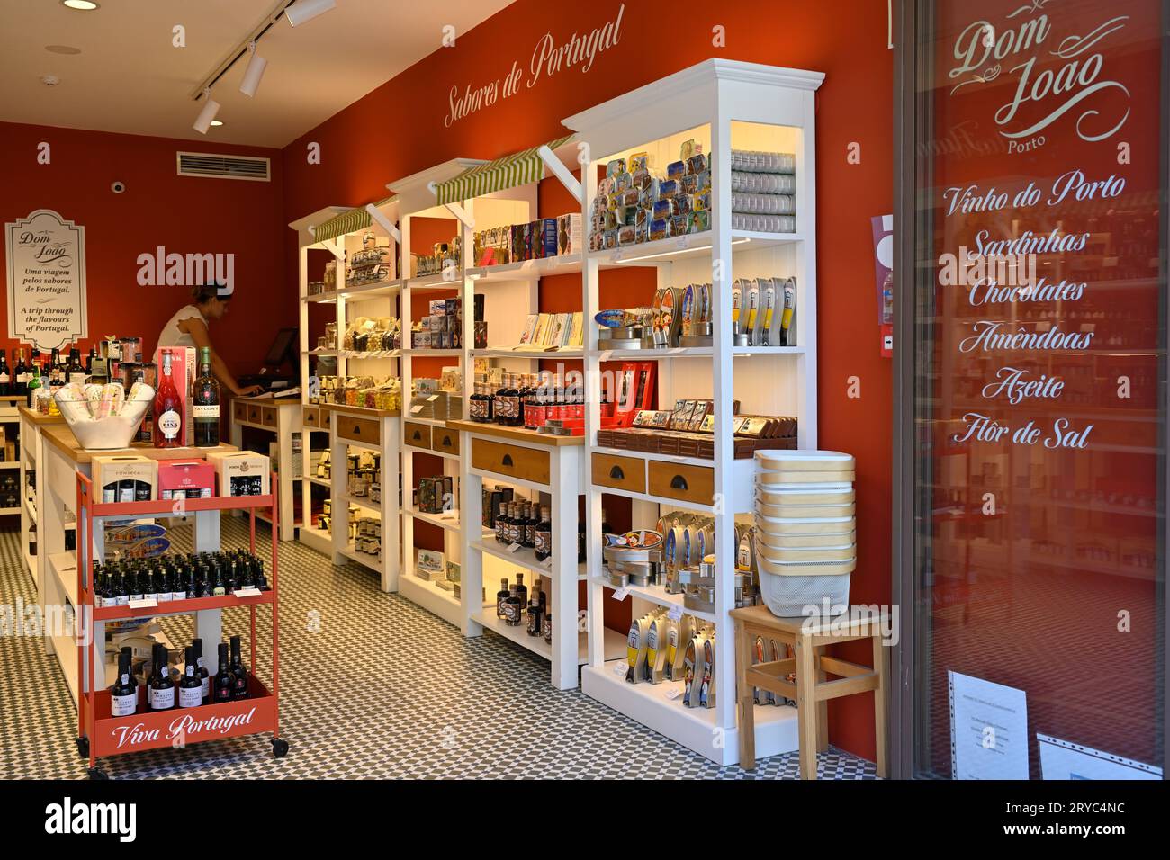 Negozio di souvenir turistico (COMUR, A Conserveira de Portugal) che vende prodotti portoghesi come le sardine in barattoli di etichette speciali, Porto, Portogallo Foto Stock