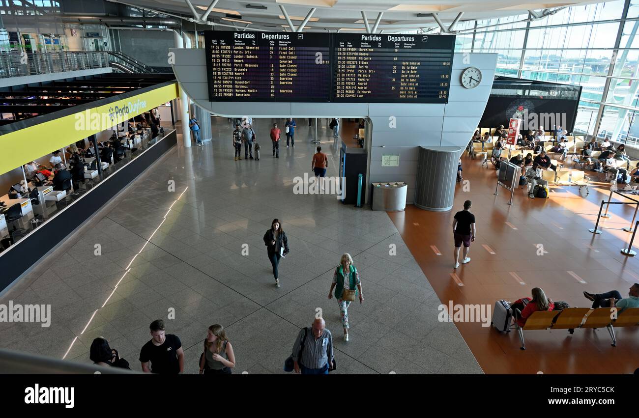 All'interno dell'aeroporto di Porto (Aeroporto Francisco Sá Carneiro) panoramica del foyer, Portogallo Foto Stock