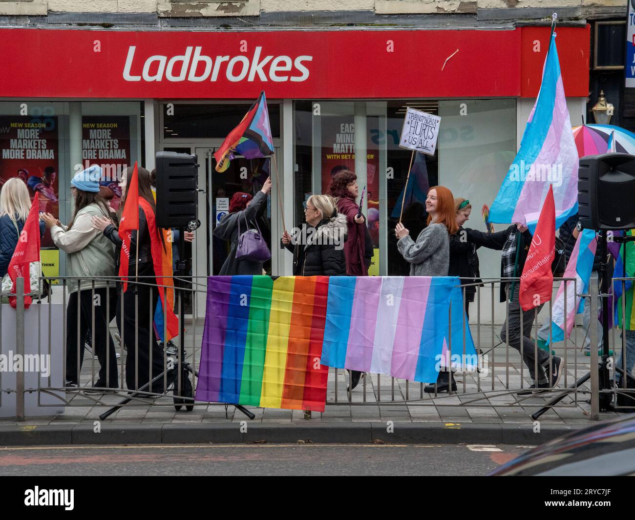 Rutherglen, Scozia, Regno Unito. 30 settembre 2023: Cabaret contro il discorso di odio protesta contro il Partito scozzese della famiglia sulla strada principale di Rutherglen. Foto Stock