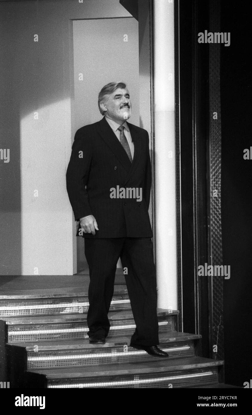 Mario Adorf Schauspieler 02/92 pp Mario Adorf AM 22. Febbraio 1992 bei Wetten, dass.. ZDF aus Emden TV Fernsehen Fernsehsendung Show Fernsehshow Deutschland deutsch deutscher Mann Schauspiel Film Spielfilm Kino Theater Bühne Autor Kinofilm attore scrittore tedesco hoch ganz freistellbar Treppe gehend herabgehend lächelnd sw **** Mario Adorf attore 02 92 pp Mario Adorf il 22 febbraio 1992 a Wetten, dass ZDF di Emden TV programma televisivo show televisivo tedesco tedesco uomo recitazione film lungometraggio cinema teatro autore cinema cinema cinema attore tedesco scrittore high qu Foto Stock