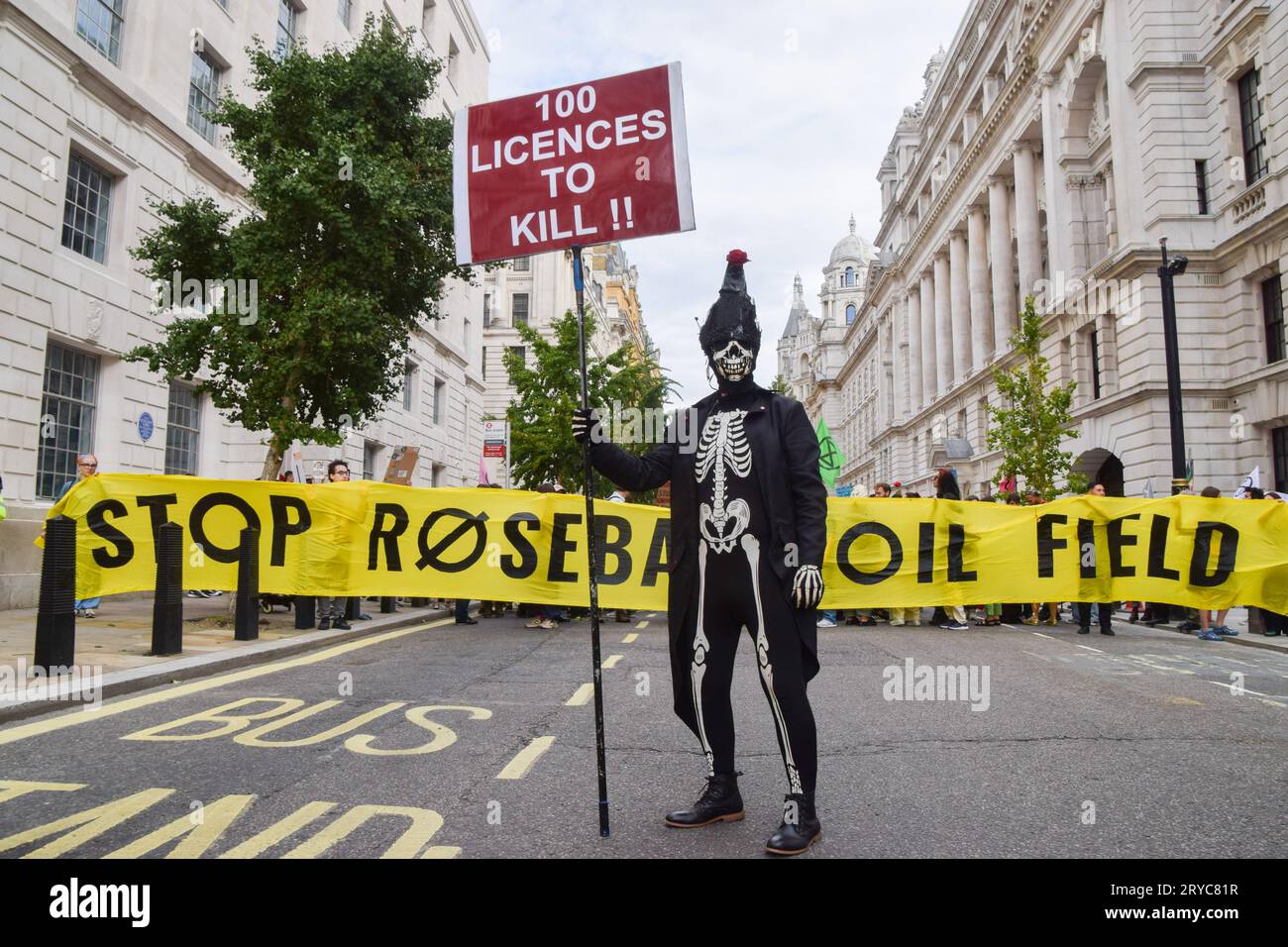 Londra, Regno Unito. 30 settembre 2023. I manifestanti si riuniscono fuori dal Dipartimento per la sicurezza energetica e Net Zero a Westminster. I manifestanti per il clima hanno marciato verso l'ambasciata norvegese per protestare contro il giacimento di petrolio e gas di Rosebank, che è stato recentemente autorizzato dal governo britannico. Rosebank è gestita dalla società norvegese Equinor. Credito: Vuk Valcic/Alamy Live News Foto Stock