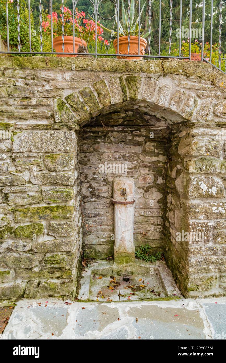 Fontana in un villaggio di montagna in Toscana Foto Stock