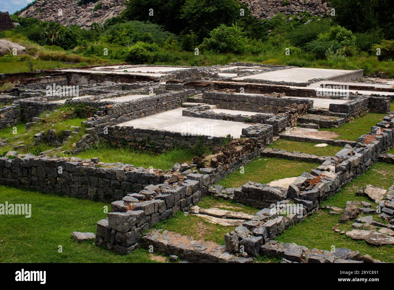 Antiche rovine che sono state rigettate nel forte di Gingee, nel distretto di Villupuram, nel Tamil Nadu, in India Foto Stock