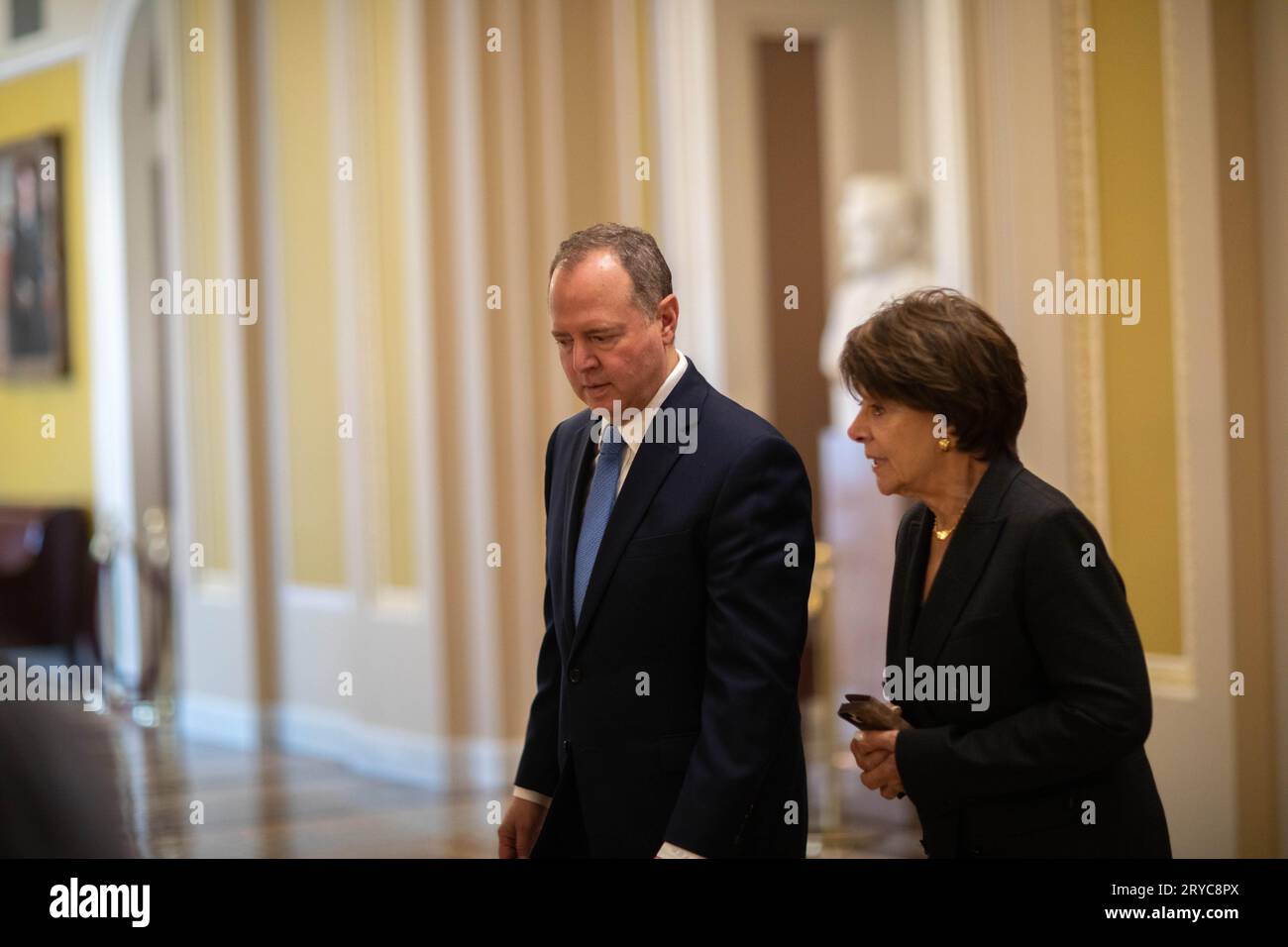 29 settembre 2023, Washington, D.C, Stati Uniti: Il Rep. ADAM SCHIFF, D-Calif, e la Rep. ANNA ESHOO, D-Calif, lasciano la camera del Senato dove la senatrice DIANNE FEINSTEIN veniva ricordata al Campidoglio degli Stati Uniti. (Immagine di credito: © Branden Camp/ZUMA Press Wire) SOLO USO EDITORIALE! Non per USO commerciale! Foto Stock