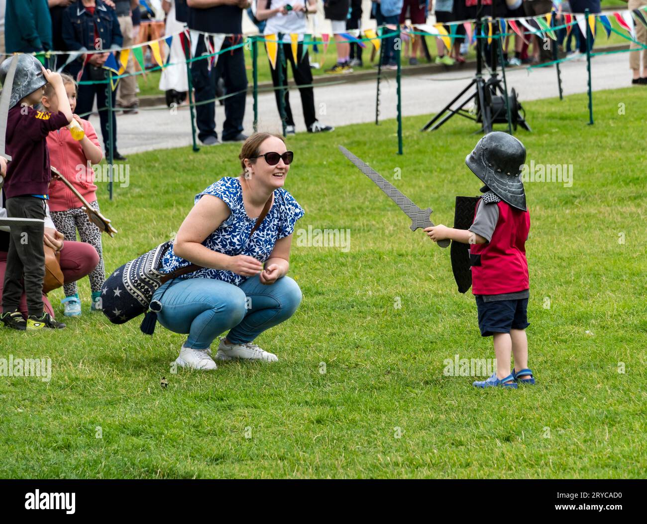 Occhiali da sole colorati e party streamers, carnevale sfondo a tema Foto  stock - Alamy