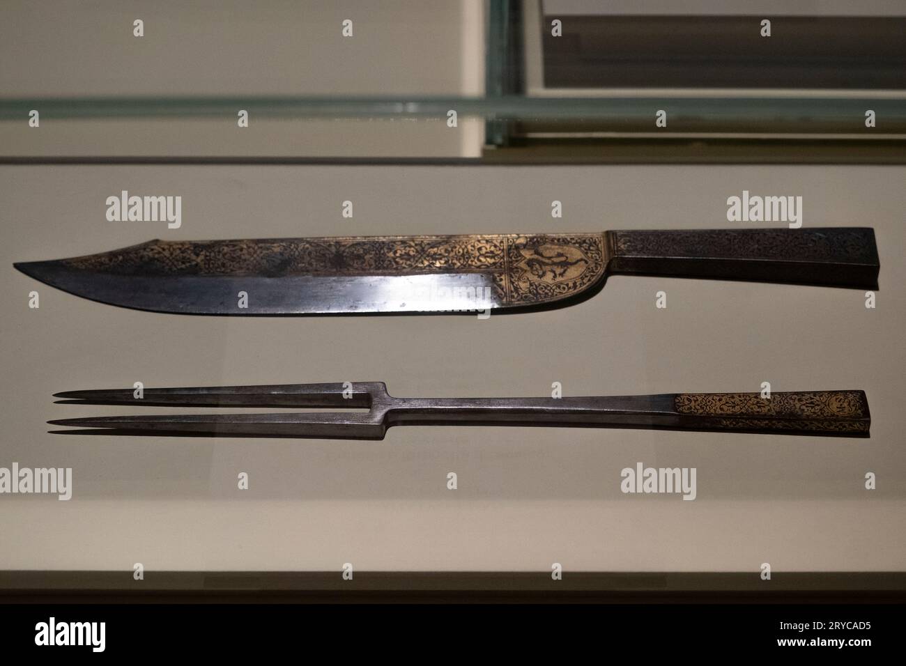 Manifattura italiana, coltello da intaglio e forchetta del XVI-XVII secolo, ferro e ferro dorato Foto Stock