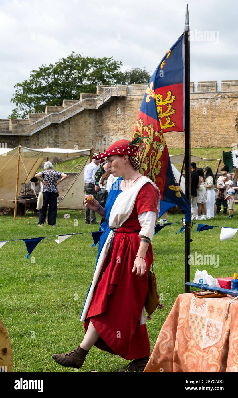 Prenditi una pausa mangiando un cupcake medievale durante l'evento di giostra Lincoln Castle, Lincoln City, Lincolnshire, Inghilterra, Regno Unito Foto Stock