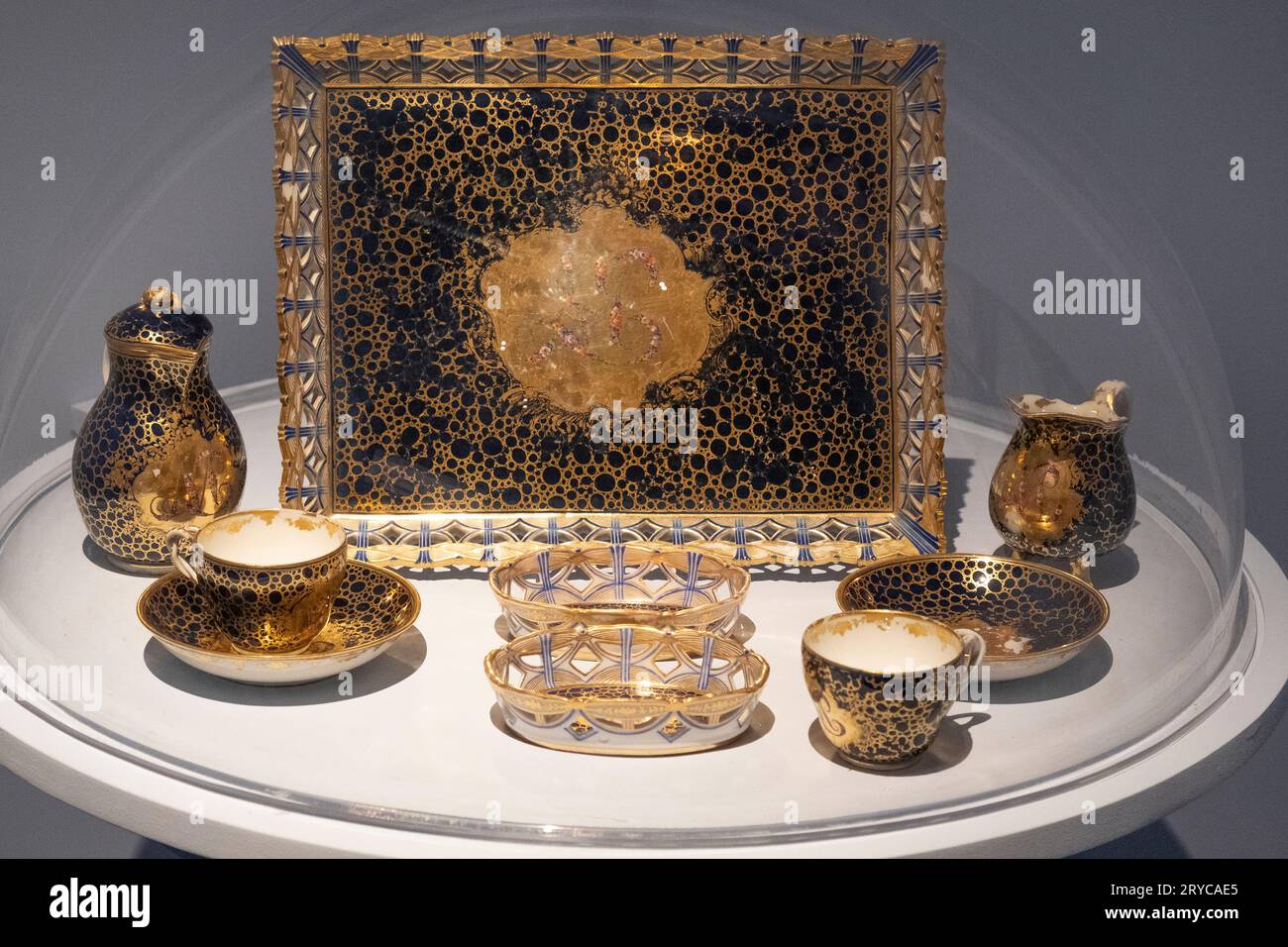 Vienna, la manifattura della porcellana imperiale, il caffè tete-a-tete con gli stemmi di Pietro Leopoldo e Maria Luisa di Borbone. 1770 circa Foto Stock