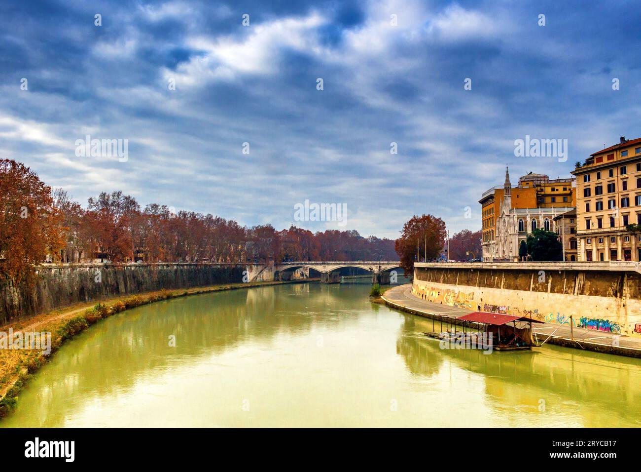 Ponte sul fiume Tevere nel centro di Roma Foto Stock