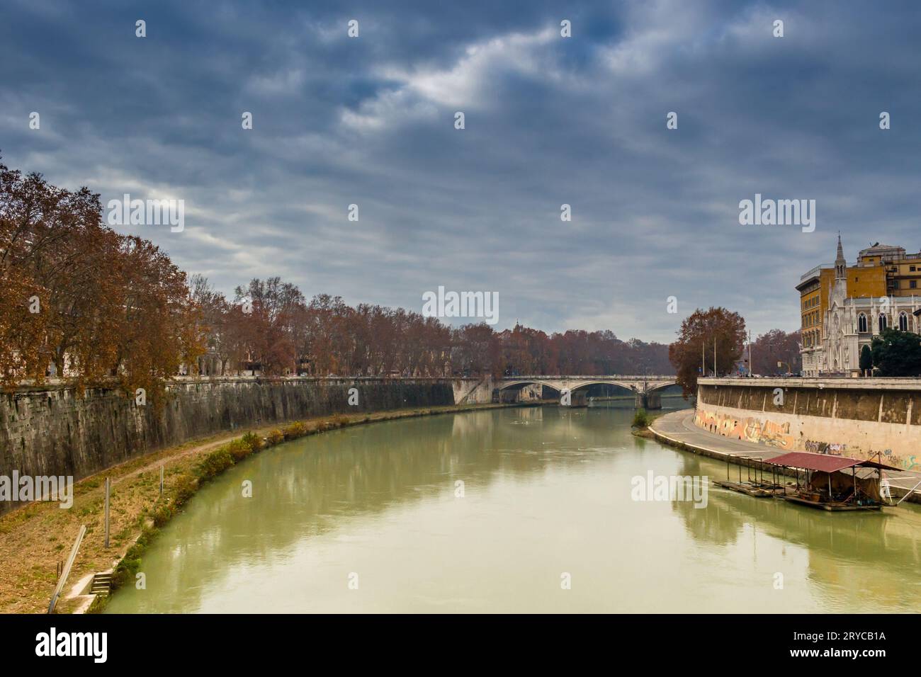 Ponte sul fiume Tevere nel centro di Roma Foto Stock