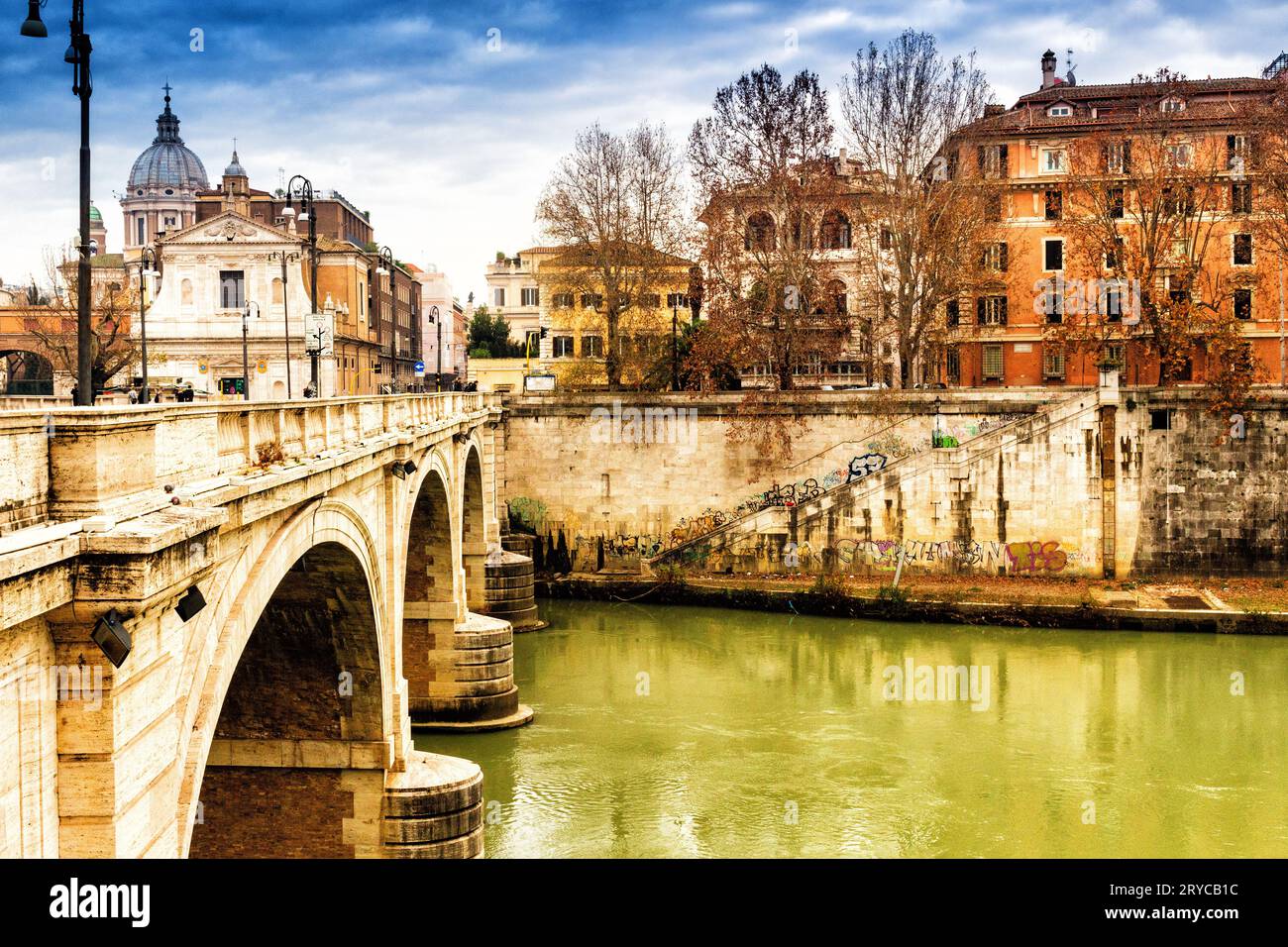 Ponte sul fiume Tevere nel centro di Roma Foto Stock