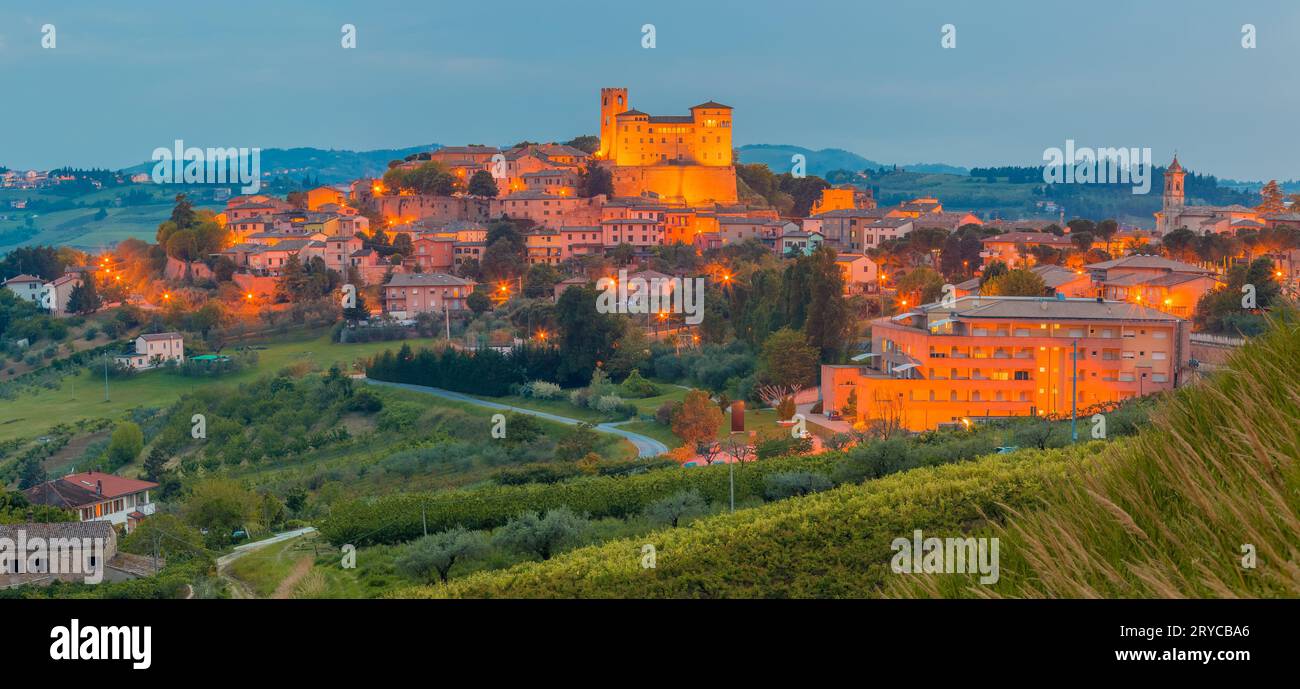 Vista notturna del castello e dei tetti Foto Stock