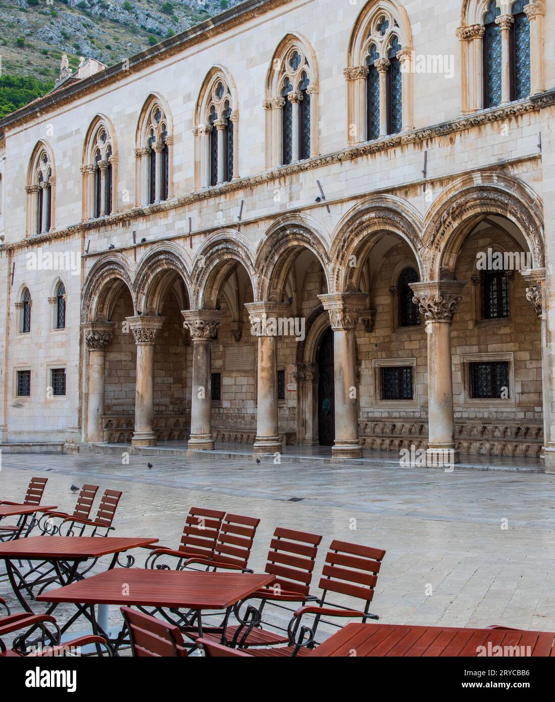 Dubrovnik, Croazia, 15 settembre 2023: Palazzo del Rettore Gotico con costruzioni rinascimentali e ad arco a Dubrovnik, Croazia. Foto Stock