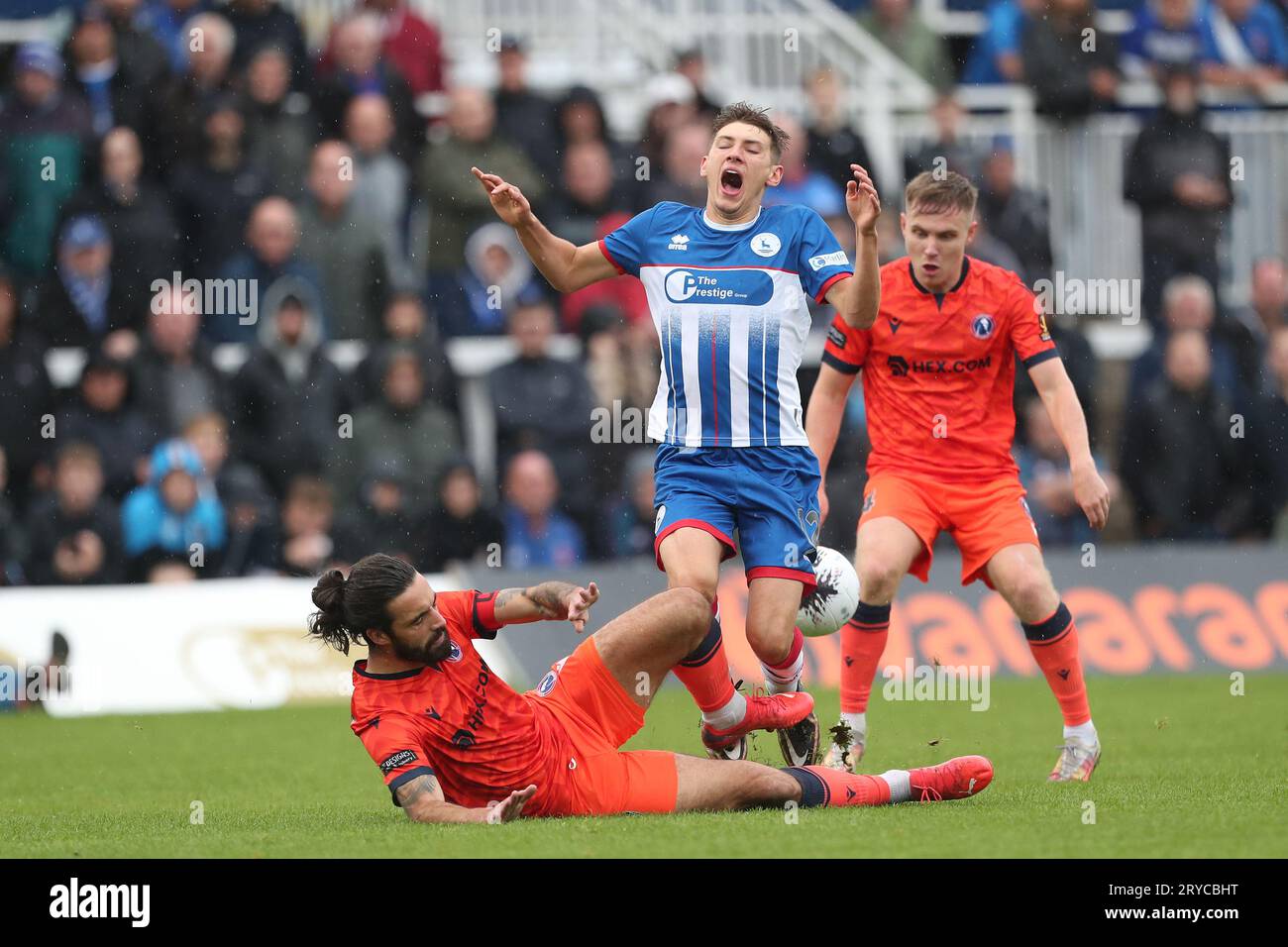 Dan Gallagher dei Dorking Wanderers fouls Joe Grey dell'Hartlepool United durante la partita della Vanarama National League tra Hartlepool United e Dorking Wanderers al Victoria Park di Hartlepool sabato 30 settembre 2023. (Foto: Mark Fletcher | mi News) crediti: MI News & Sport /Alamy Live News Foto Stock