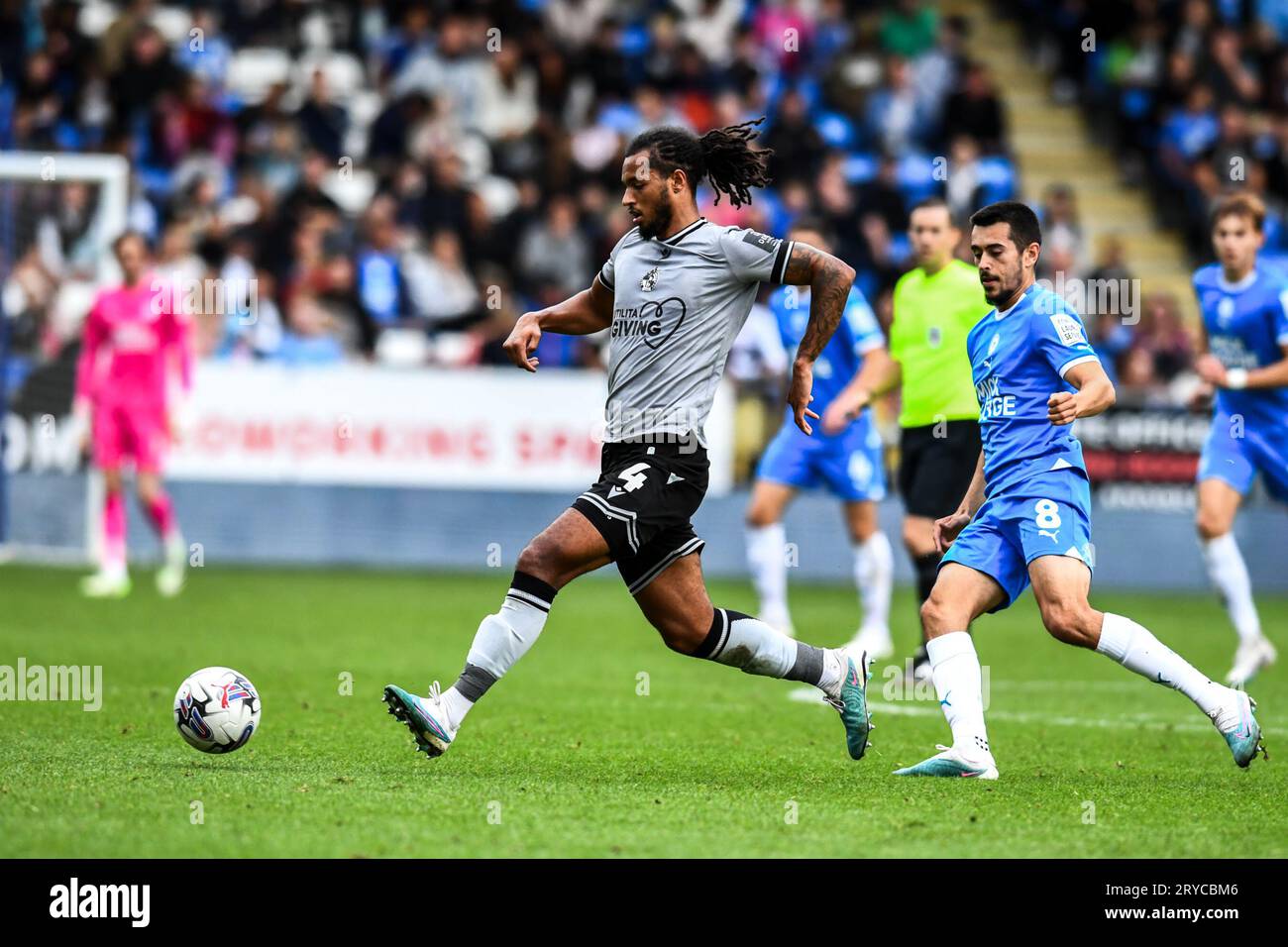 b4 controlla il pallone durante la partita della Sky Bet League 1 tra Peterborough e Bristol Rovers a London Road, Peterborough, sabato 30 settembre 2023. (Foto: Kevin Hodgson | mi News) crediti: MI News & Sport /Alamy Live News Foto Stock