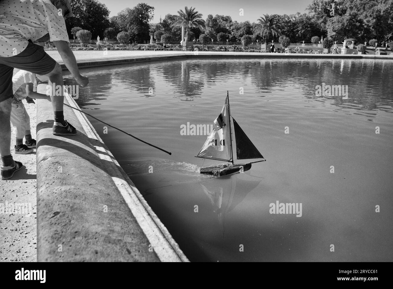 Salpa un modello di barca a vela sul lago nel Garden du Luxembourg, Parigi, Francia Foto Stock