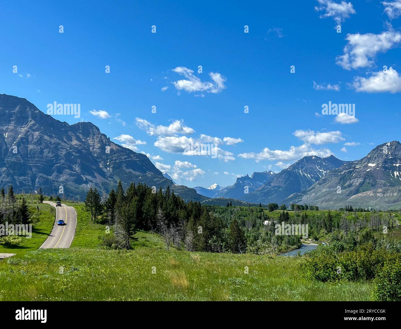 Una vista panoramica della montagna nel Waterton Lake National Park a Waterton Park, Alberta, in Canada, in una splendida giornata di sole. Foto Stock