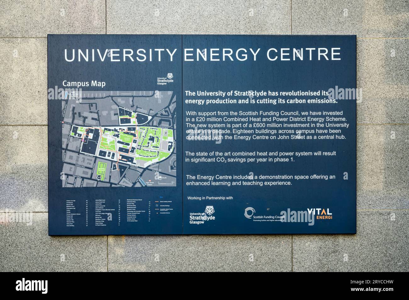 Cartello con informazioni su Strathclyde University Energy Centre, Glasgow, Scozia, Regno Unito, Europa Foto Stock