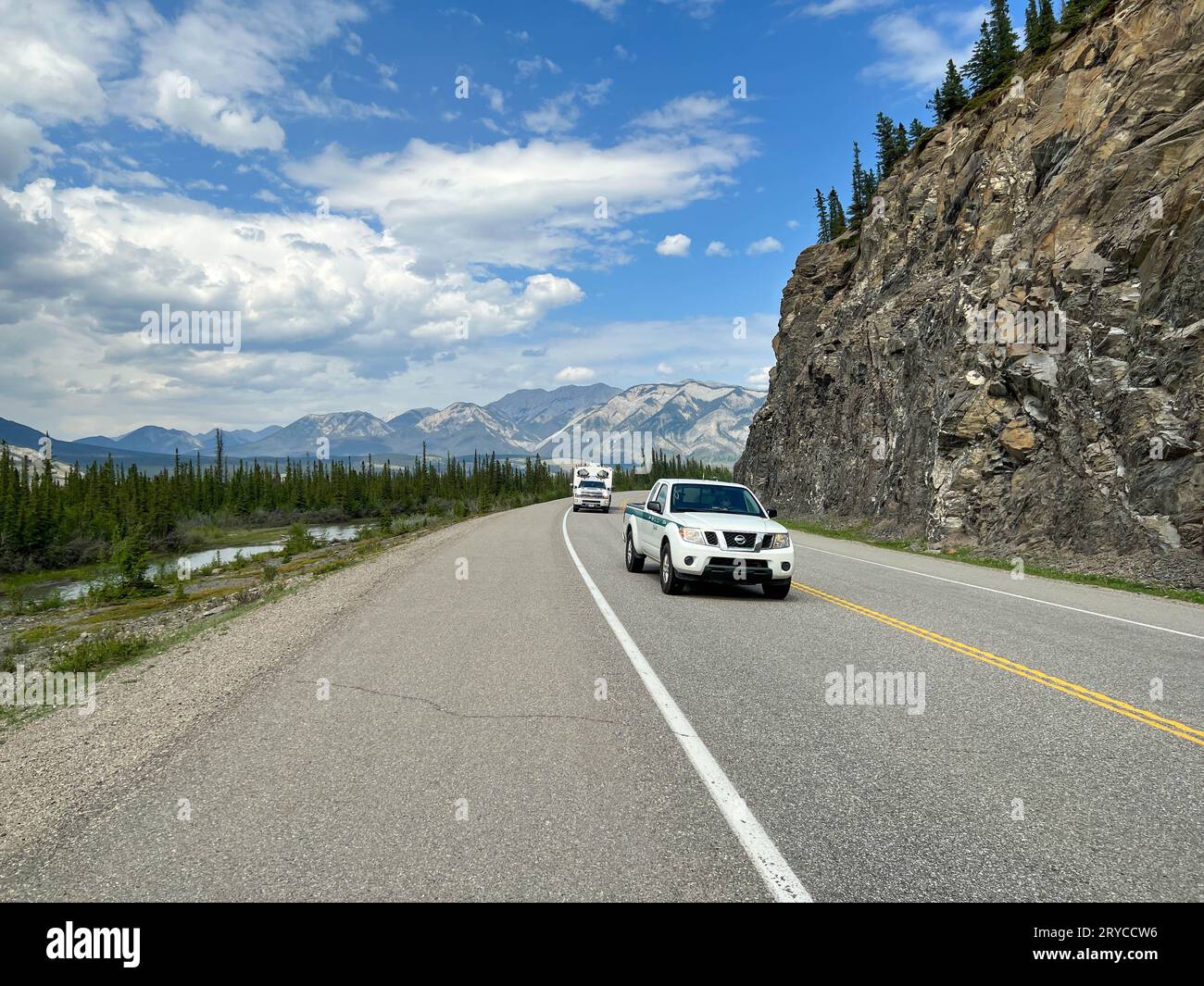 Jasper, AB Canada - 27 maggio 2023: Guida lungo l'Ice Fields Parkway vicino a Jasper, Alberta, in Canada. Foto Stock